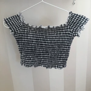 rutig off shoulder crop top - Säljer denna topp som är använd endast några fåtal gånger!🙌🏼🌟