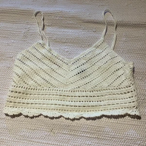 Sommar topp - Så fin sommar topp som är asssnygg! Perfekt till sommaren och man behöver ingen bh under! Pris 100kr eller bud ! Storlek xs