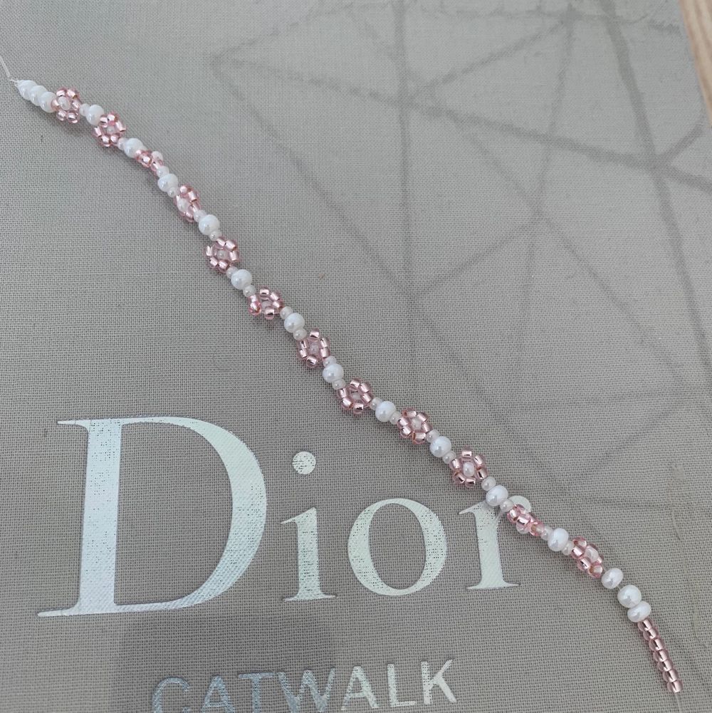 SĂ€ljer detta fina armband med rosa och vita fĂ€rger!!đđđ stenarna Ă€r alla frĂ„n bra mĂ€rke o kvaliteđđđđ inte anvĂ€nd. Frakt ligger pĂ„ 12kr, finns Ă€ven matchande ring till om nĂ„gon skulle vara intresseradđâïžđ helt perfekta till vĂ„ren och sommaren med fina blommorđžđžđž hör av er vid frĂ„gor sĂ„klart!!!đđ€©đ€© passar mig som Ă€r Xs/S! Hör av er vid behov av andra STORLEKAR. Accessoarer.
