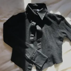 Svart vintage topp/skjorta med krage. Själva tröjan är stickad och är kort i modellen (sitter som en croptop). Bra skick och väldigt unik. Skriv privat för fler bilder.                                                                         Frakt är ej inkluderat🤍