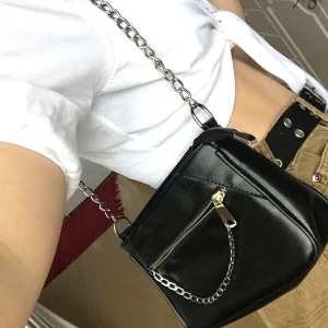 Axelremsväska - Jättefin väska som endast är använd en gång och är i nyskick då den inte riktigt är min stil☺️ Pris kan diskuteras så tveka inte att höra av er🥰 frakt på 62kr tillkommer