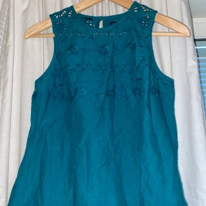 Blå grön - Fin blågrön linneblus med broderi