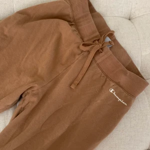 Champion mjukisbyxor - Bruna mjukisbyxor från champion