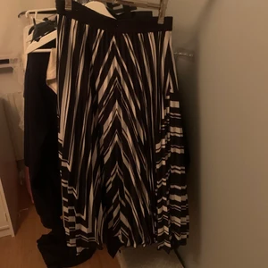 Randig kjol - Så fin plisserad kjol med jätte fint mönster storlek 34 och slutar ungefär vid hälften av vaderna❤️