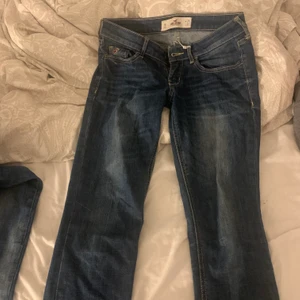 Hollister Jeans - Jättefina Jeans från Hollister som tyvärr är för små för mig! De är även lågmidjade och bara använda 2-3 gånger men är i ett väldigt bra skick!