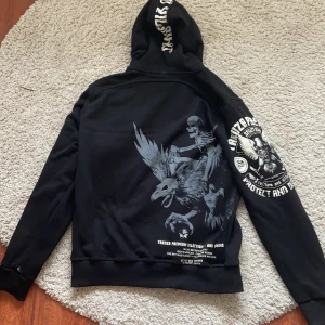 Yakuza hoodie  - HB: 220kr❤️ Såå cool yakuza hoodie i nyskick!!💖🙌🏼 Har två pyttesmå fläckar på framsidan! Skriv privat så skickar jag bättre bild på dem❤️ Står XXL men skulle säga L✌🏼 🥰 frakt tillkommer på 66kr