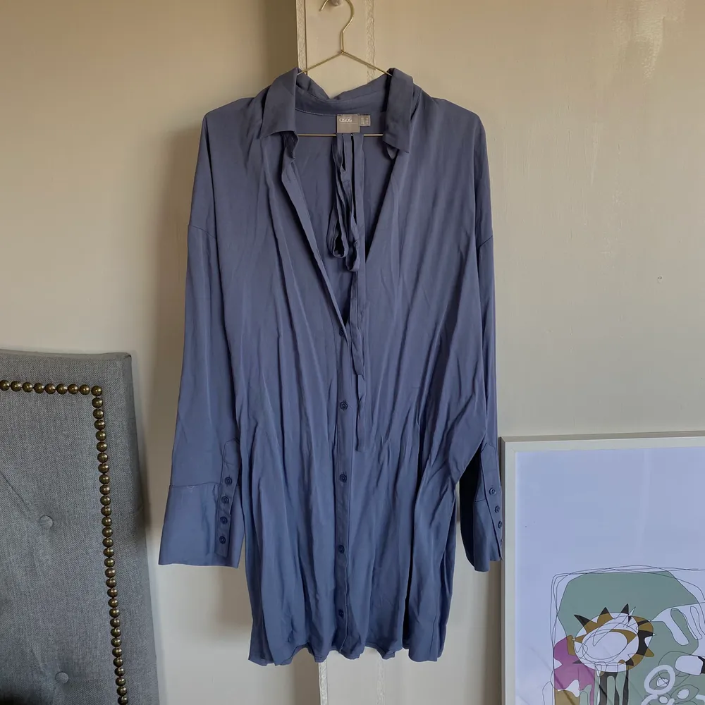 skjort klänning från asos i en härlig blå färg. kommer inte till användning längre tyvärr. . Klänningar.