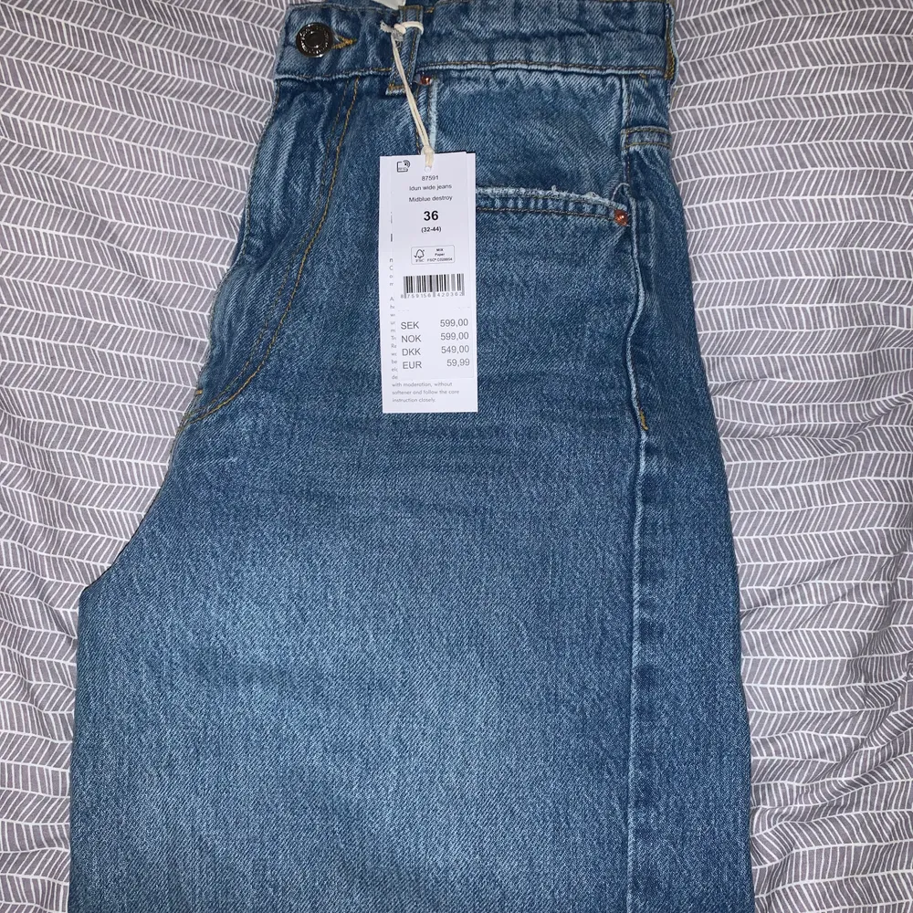 Ett par jeans från Ginatricot. Har aldrig använt dom men de va för sent att skicka tillbaka dom så jag säljer dom har på Plick istället. Dom har även blivit för små för mig. Köparen står för frakten . Jeans & Byxor.