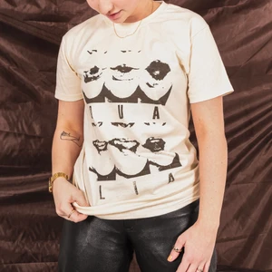 handtryckt tröja - QUALIA TEE | handtryckt av 3 tjejer i Malmö | DROP 25/3 - mer på instagram @qualiaclothing