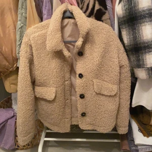 Jacka  - Säljer en beige vårjacka ifrån Booho i storlek s, superfin jacka men sitter tyvärr för stort för mig
