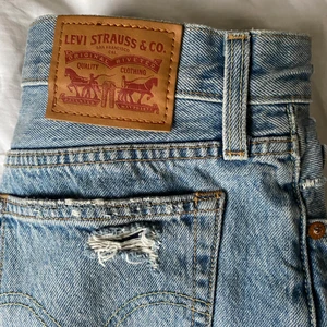 Kjol från Levi’s - Sjukt charmig jeanskjol från Levi’s. W24 passar mig som är S/36. Köpare betalar frakt.