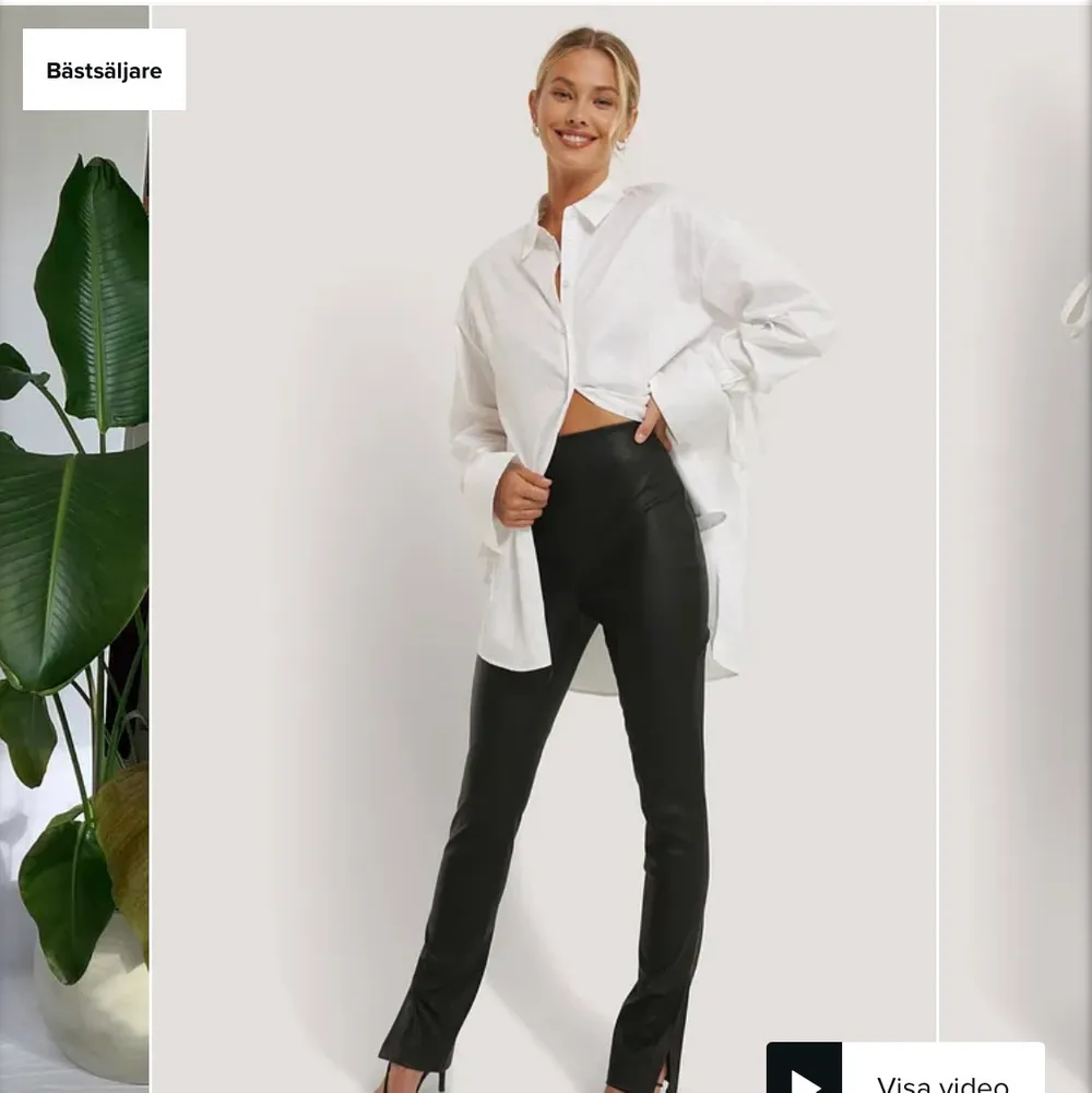Säljer dessa superfina skinnbyxorna med slits från nakd! Modellen är 175 och bär storlek 36 💚💚💚 (byxorna är helt oanvända) på hemsidan kostar de 399 men säljer för 299+frakt. Jeans & Byxor.