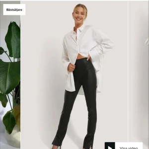 Skinnbyxor - Säljer dessa superfina skinnbyxorna med slits från nakd! Modellen är 175 och bär storlek 36 💚💚💚 (byxorna är helt oanvända) på hemsidan kostar de 399 men säljer för 299+frakt