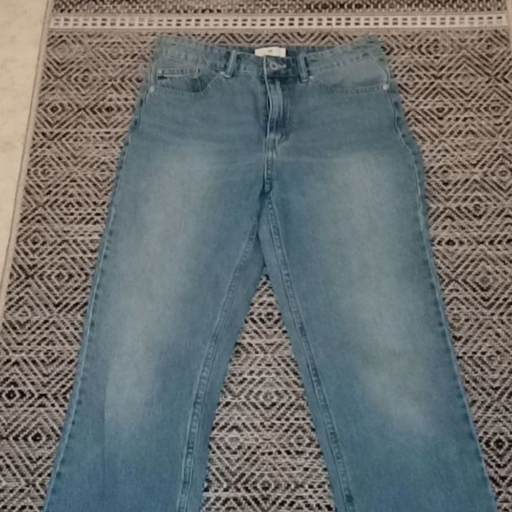 Ett par fina hm jeans knappt använda super fina jeans från hm i storlek S men passar xs tyvär är don korta och för små för mig och är 165 ❤️ men hoppas att nån vill köpa dom och kan få användning av dom. Jeans & Byxor.