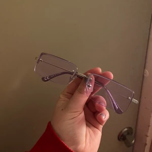 Solglasögon  - Snygga lila glasögon! Lite retro vibes! Skicka ett meddelande om du vill ha mer bilder eller är intresserad! Kan frakta 🥰 pris kan diskuteras 