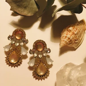 Bijouteri örhängen i vitt och rosa - Superglittriga strassörhängen i vitt och rosa! 