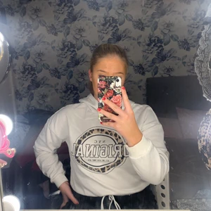 Hoodie från Gina Tricot - Hoodie som går att knyta i midjan hur mycket man vill