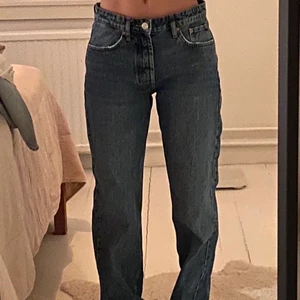 Zara jeans - Långa och stört snygga Zara jeans i storlek 38. Modellen är slutsåld på hemsidan! Lite stora för mig som brukar ha 34/36, därav knappt använda. Köparen står för frakten!