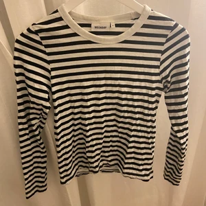 Tröja från weekday - En jättefin tröja från weekday som blivit förliten för mig tyvärr.