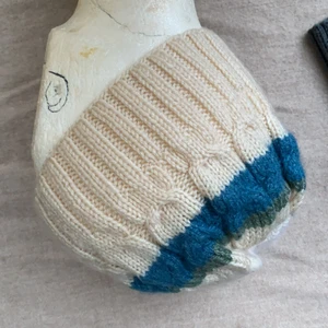 Handgjorda mössor i olika strl - Beige, blå gröna och rosa röda är lite mindre (passar till mindre huvuden eller barn) den gråa är mer till vuxna. Alla är otroligt stretchiga, värmegivande och dessutom handgjorda med mycket kärlek och ger inte den ”stickiga” känslan mot huden 10 för alla