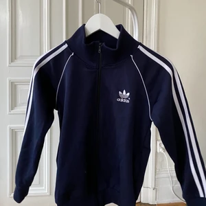 Adidas kofta - Adidas kofta i barnstorlek L, skulle säga vanlig XS💞 frakt tillkommer och pris kan diskuteras