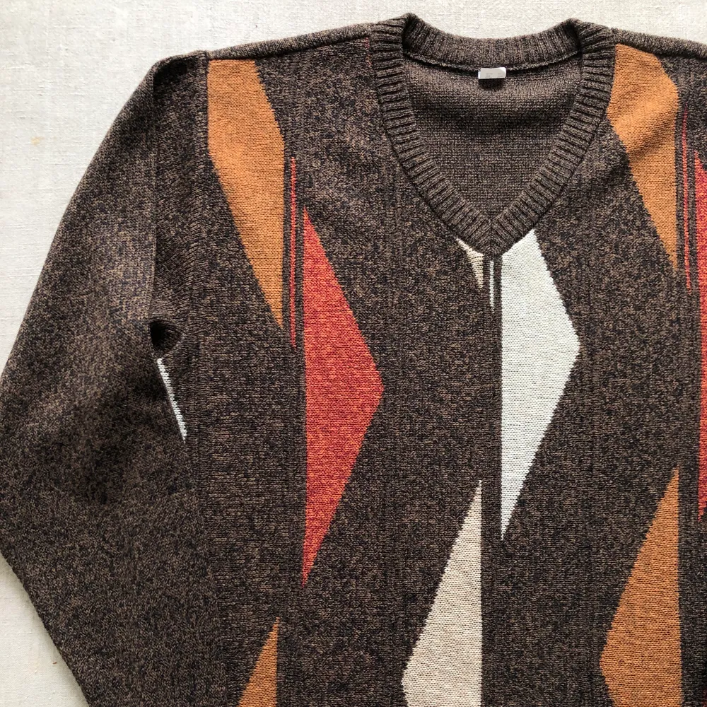 Verkligen snyggaste brunmönstrade tröjan!! Jättebra skick och är i storlek L. Frakten är 66kr 🤎🤎. Tröjor & Koftor.