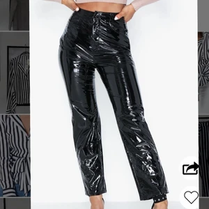 Raka vinylbyxor  - Supersnygga vinylbyxor med perfekt passform. Strl 38 men passar jättebra även som strl 36! Aldrig använda, alla lappar kvar.