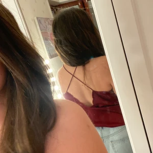 Snygg festtopp - Säljer denna snygga topp i färgen röd. Passar perfekt till fest och andra tillfällen, jag har i storlek XS! Buda gärna å köparen står för frakt 