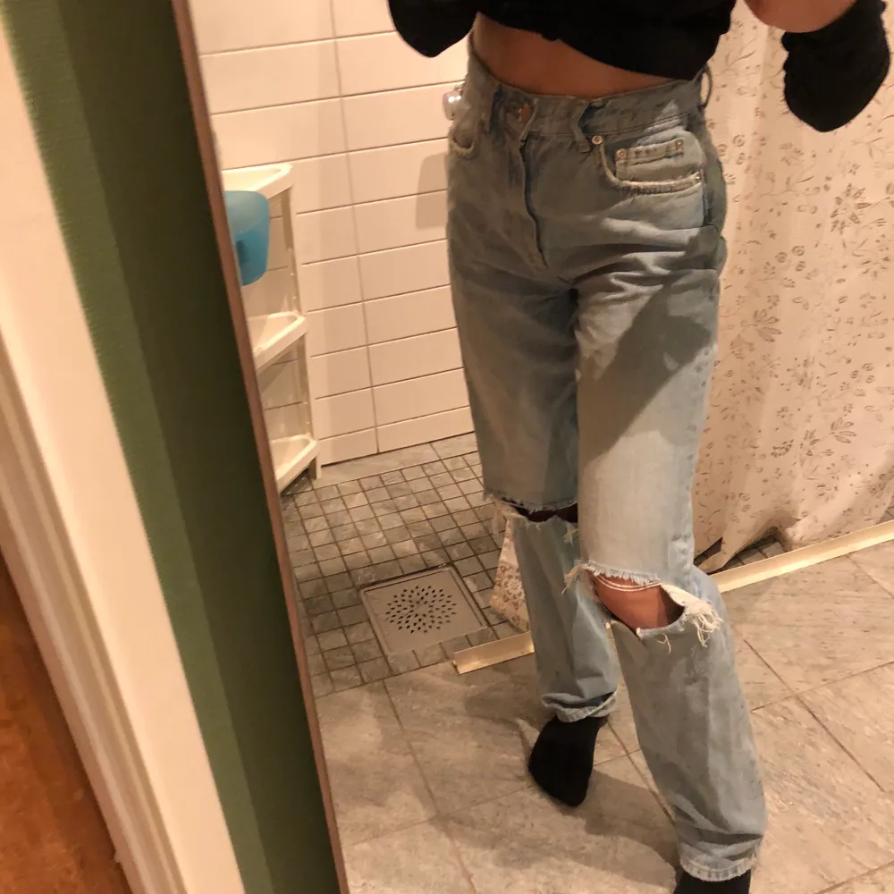 Jeans köpta från Gina Tricot i modellen ”90s high waist jeans”. Säljer på grund av att dem är lite för stora för mig, därav använd få gånger. Nypris 599kr, säljer för 300kr, pris kan diskuteras!. Jeans & Byxor.