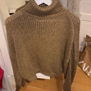 Stickad brun tröja med polokrage - Skön tjocktröja som håller en varm och snygg på samma gång!! Knappt använd! ORIGINALPRIS: 500kr, NU: 180kr