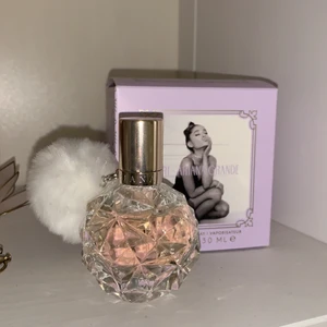 Ariana Grande parfym  - Nästan helt full parfym, luktar väldigt gott, men passar inte mig längre! 