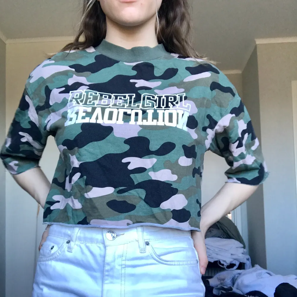 Croppad camouflage tröja från Gina med lite högre krage, superbra skick. 30kr + en liten fraktkostnad . T-shirts.