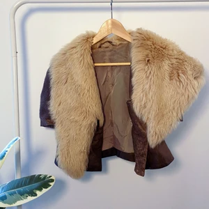 Acne Päls och Skinn väst - Sjukt snygg, älskar den här västen!! Storlek 36. Har ett litet hål ovanför Acnelappen (se bild) annars så gott som ny! Skriv för fler bilder. Ordinarie pris 13 000:- xx