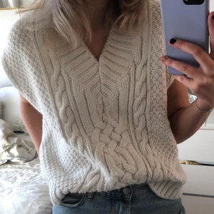 Stickad väst - Säljer denna trendiga stickade väst från HM. Använt 2-3 gånger. Den är lite större i storleken, jag har S men skulle säga att den passar som S-M. Skriv privat⚡️