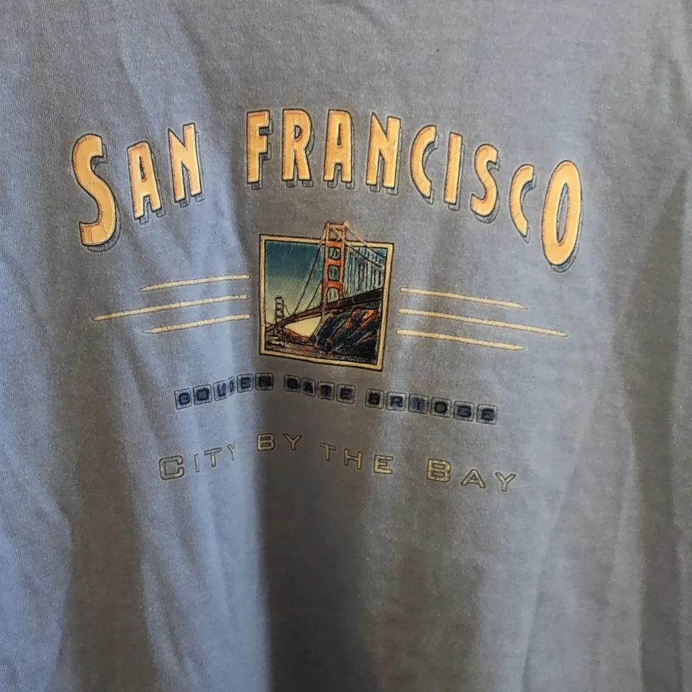 Mjuk T-shirt med San Francisco tryck, skit söt blå färg🦈 står att de är stlk XL men passar mig, XS, bra. T-shirts.