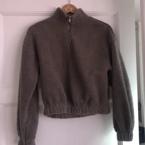 Croppad flufftröja från Gina Tricot - Croppad fluffig tröja i lite mörkare grön färg(lite svårt att få exakt färg på kameran) i storlek S. Använd ett par gånger men väldigt fint skick!