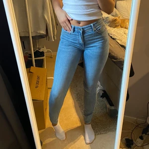 Blå slim jeans - Använda en gång, jag är 170 för referens. Frakt tillkommer 66(spårbart )