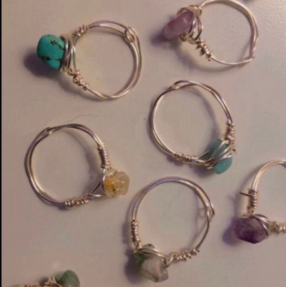 !!Intresse koll på liknande kristall ringar!! Tanken är att jag och en vän ska tillverka ringar med kristaller. Vi kommer att göra ringarna utifrån beställning, vilket betyder att ni kan välja mått på ringar men också kristaller till ringen beroende på hur vårat utbud ser ut!! Bilderna är inte våra men kommer lägga ut mer information och egna bilder så snart som möjligt❤️(priserna kommer variera beroende på kristallen ni väljer men kommer ligga runt 35kr+frakt). Accessoarer.
