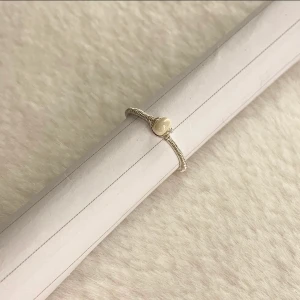 Ring  - Pris: 20 kr   Färg: pärl - färgad   Material: silvrig ståltråd (ej äkta silver), Pärl - färgade plast pärlor   Storlek: Omkrets ca 48 mm   Diameter 1,6ca mm  ❗️Frakt ingår ej❗️ Skriv privat vid köp!💞