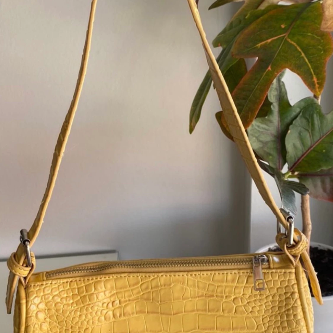 Gul väska från nelly  - 90