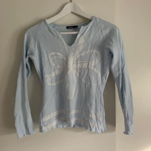 Vintage y2k topp - Så fin tröja vintage från när min mamma va ung som ny!(Kolla in mina andra annonser har massa tröjor och byxor i samma stil, mer kommer upp snart!❤️)