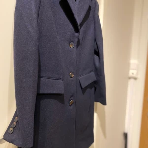 Helt ny kappa - Helt ny navy kappa i storlek 34