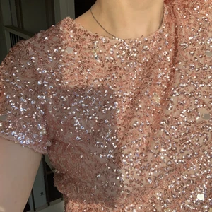 Glittrig rosa tröja - Rosa glittrig tröja💖 Använd en gång så i topp skick💖 Ingår en knapp💖 Skicjar med frimärken för att få ner frakt kostnad💖 Storlek 34 men passar 36 och mest troligtvis 38💖
