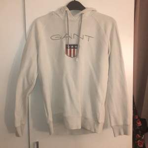 Gant hoodie inte mycket använd men finns en liten färgfläck därav priset, köpare står för frakt 