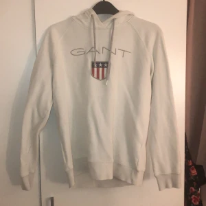 Gant hoodie Strl M - Gant hoodie inte mycket använd men finns en liten färgfläck därav priset, köpare står för frakt 