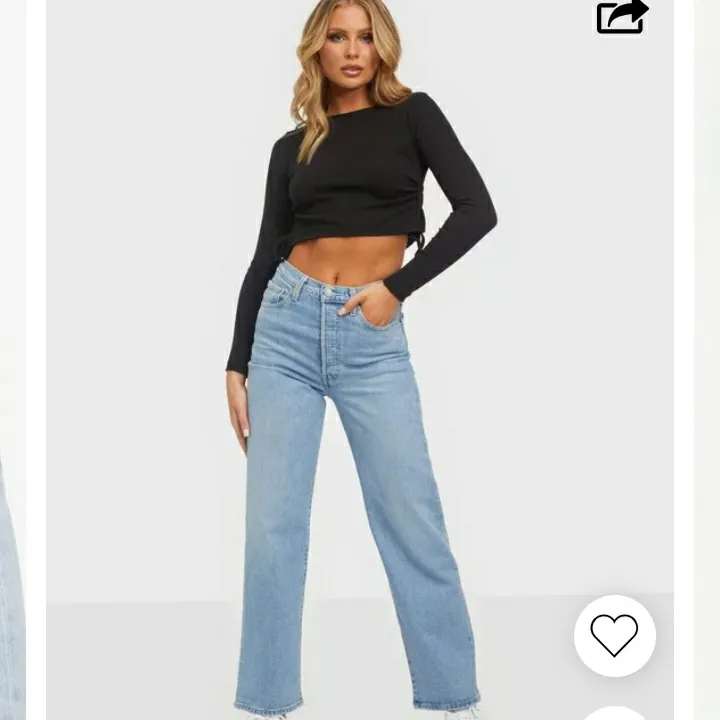 Säljer mina Levis jeans pga att jag inte använder dom längre, använda men i bra kvalité köpta för 1200. De har två fläckar på benen så om du vill är det bara att säga till så skickar jag bild på de. Jeans & Byxor.