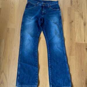 Wrangler utsvängda jeans  - Snygga utsvängda jeans från Wrangler modell Dayton   Knappt använda.  W28 l 32 Ställ gärna frågor för andra mått. Frakt tillkommer 70kr 
