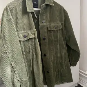 En grön ribbad skjortjacka från zara. Frakt tillkommer🥰
