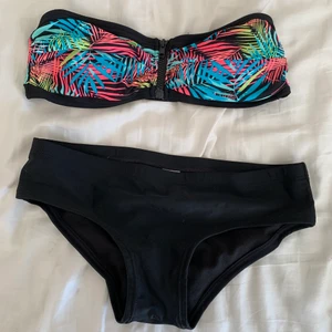 Bikini - Bikini utan band från stadium:) Fint flerfärgat mönster och dragkedja framtill och en vanlig svart underdel:) 60kr+frakt