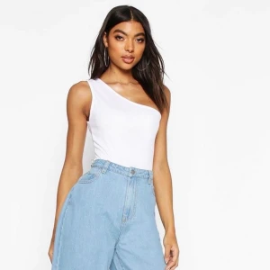 Boyfriend jeans - Byxorna är jätte fina och har fin färg tyvärr passar dem inte. Det är strl XL men är stora o storlek. Skulle passa XL och uppåt. Är jätte långa och når golvet så passar även för tjejer med längden:) :) . Köparen står för frakt